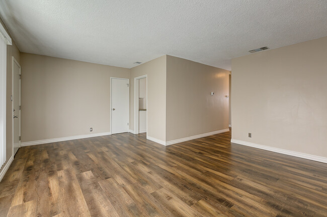 livingroom 1 - 148 Catalina Ave