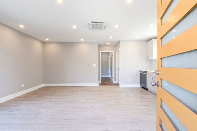 Photo - 2914 E 5th St Unit 2916