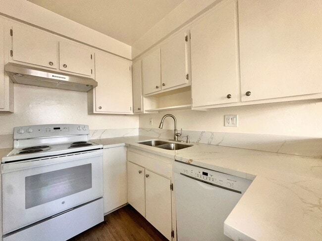 Building Photo - 1226 Larrabee St Unit 5