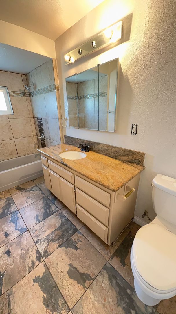 Building Photo - 4 BEDROOM, 3 BATH RANCH STYLE HOME