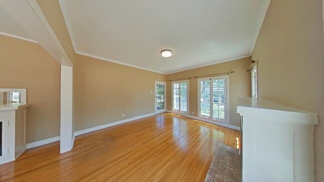 Living room - 207 W Windsor Rd Unit 207