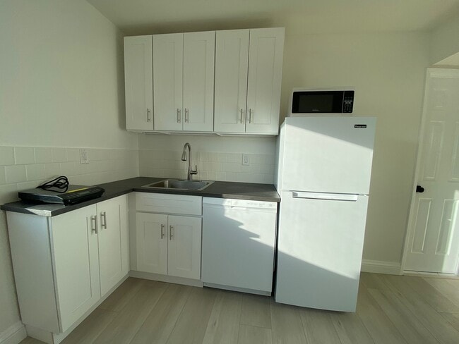 New fridge, new dishwasher, new cooktop, microwave, new shaker cabinets - 26541 Avenida Veronica Unit #2