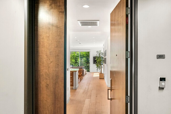 Building Photo - 855 N Croft Ave Unit 301