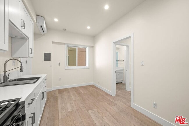 Photo - 212 S Reeves Dr Unit 13