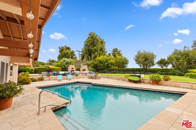Photo - 7122 Dume Dr