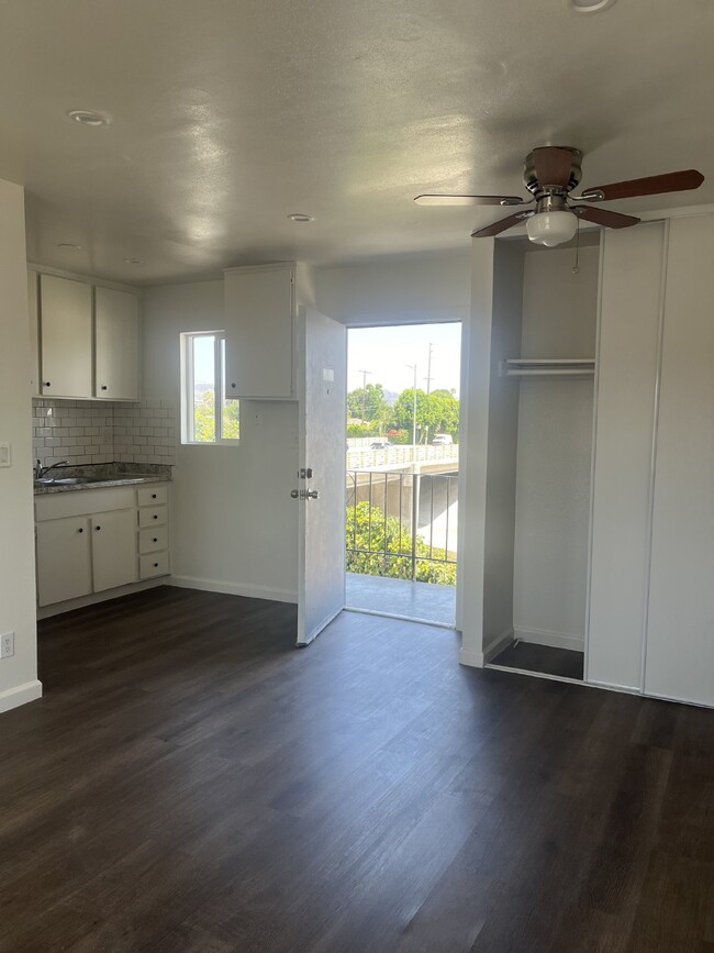 Photo - 20469 Vanowen St