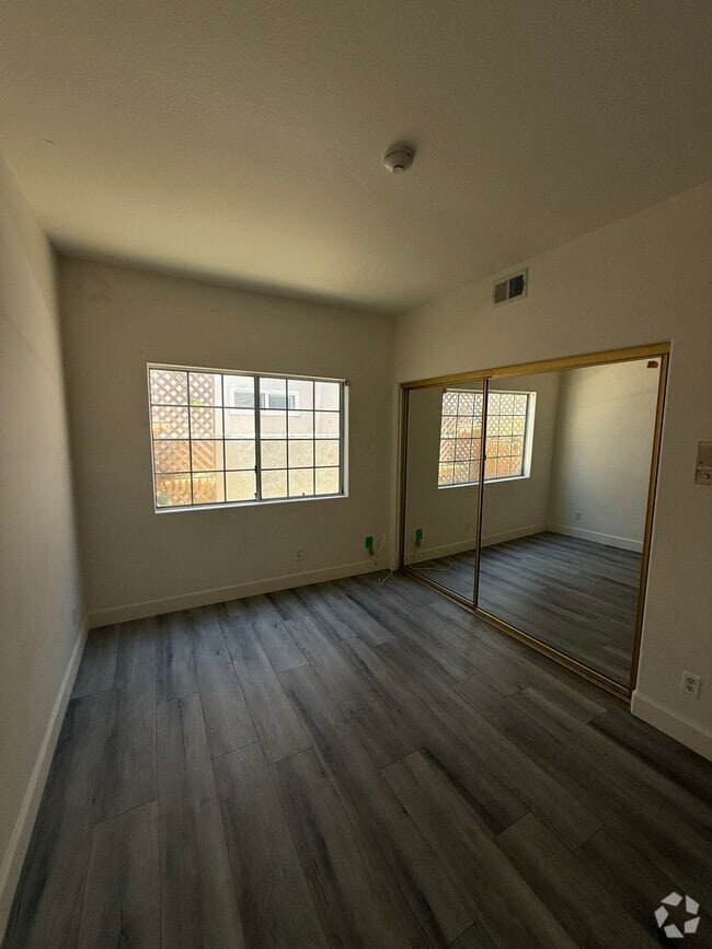 Building Photo - 2406 Vanderbilt Ln Rental