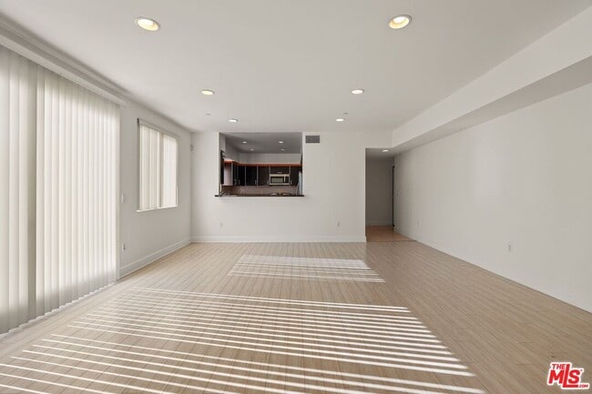 Photo - 1331 Amherst Ave Unit 306