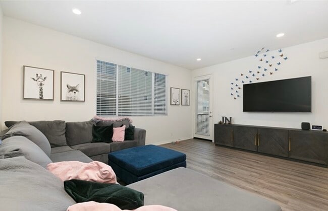 Photo - 931 E Drapery Ln