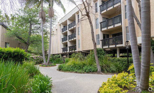 Building Photo - 5208 Raintree Cir Unit 208 Rental