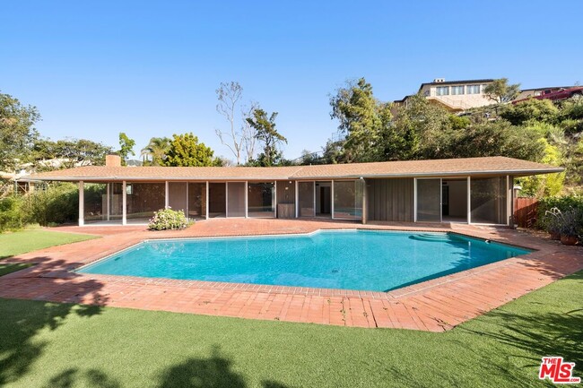 Building Photo - 590 N Tigertail Rd