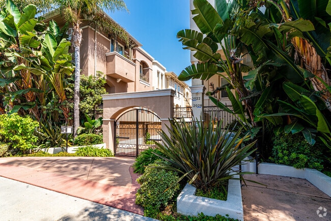 Building Photo - Private Updated 3-Bedroom 3-Bathroom Tri-L... Rental