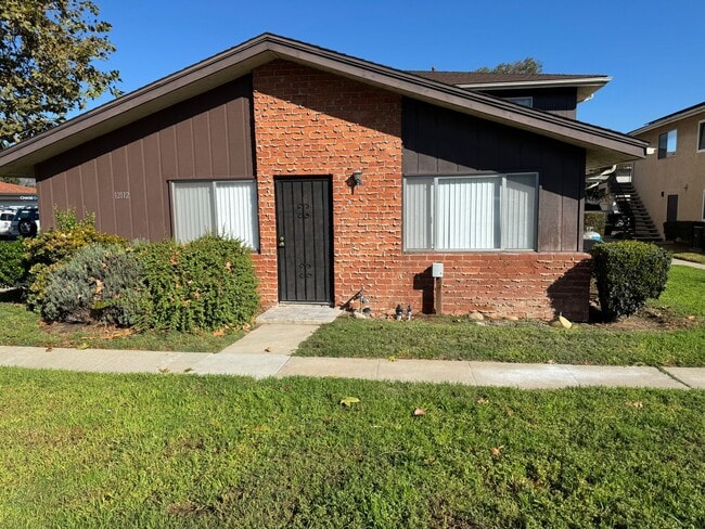 Building Photo - Fully Renovated 2 bedroom 1 Bath Condo