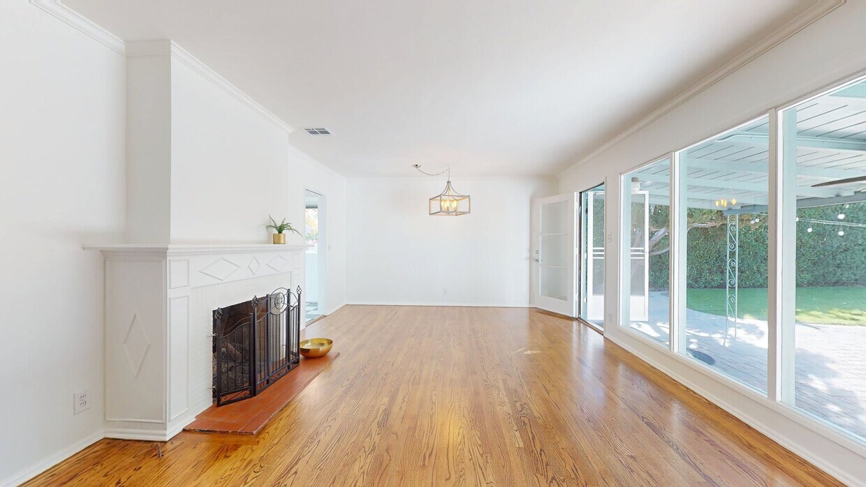 3D Tour - 5733 Radford Ave