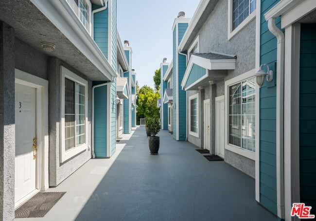 Photo - 13030 Moorpark St