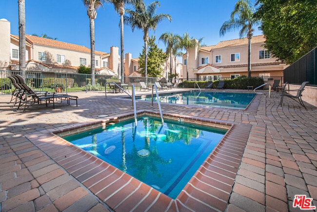 Building Photo - 5200 White Oak Ave Unit 63