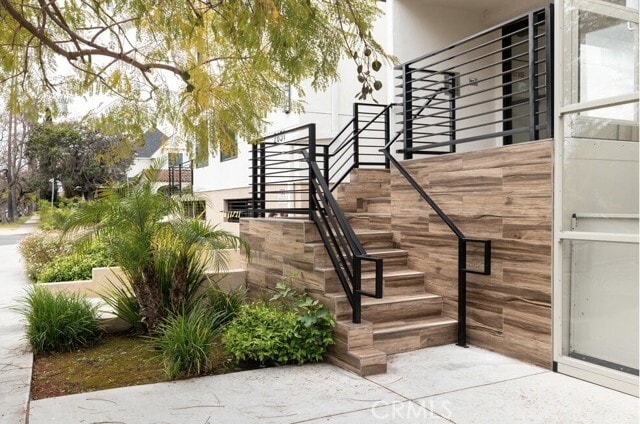 Building Photo - 2651 S Hobart Blvd Unit 9