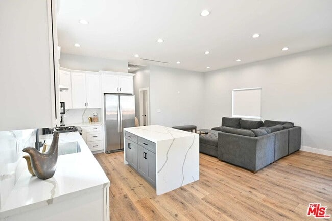 Photo - 6961 Balcom Ave