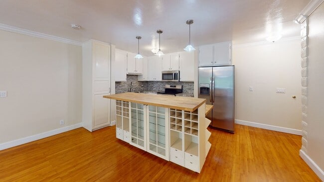 Building Photo - Freshly Painted Upstairs Condo with Community Pool