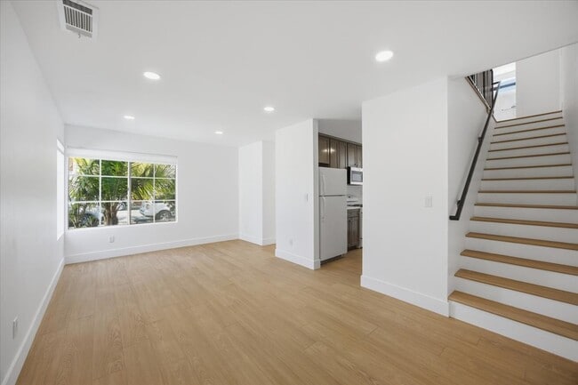 Building Photo - 1040 Gardena Unit 4
