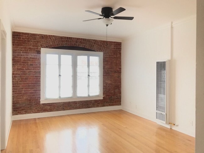 Building Photo - 1976 Hillhurst Ave Unit 6