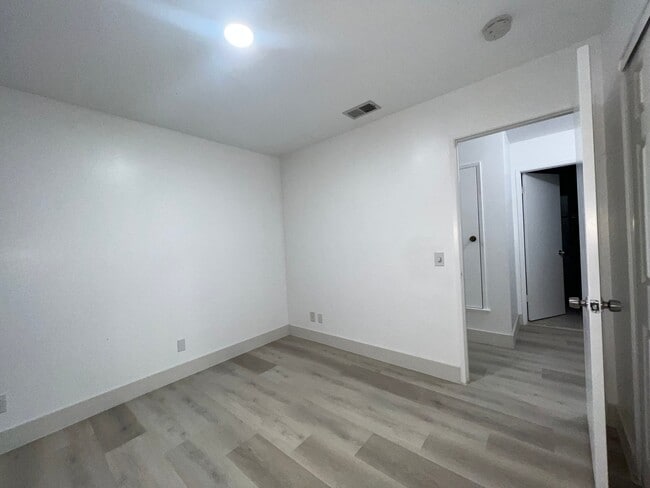 Photo - 9732 Bushard St