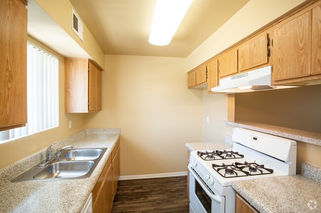 2 BR, 2 BA - 952 SF - Redlands Towne Square-No Availability