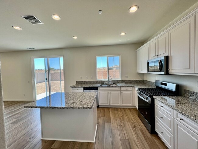 Newer 2022-Built, 4BR Home with Solar, Loft, Downstairs Bedroom, and Backyard - Newer 2022-Built, 4BR Home with Solar, Loft, Downstairs Bedroom, and Backyard