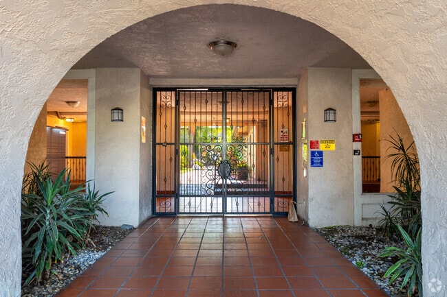 Photo - Villa La Paloma Apartments | 7722 Reseda Blvd