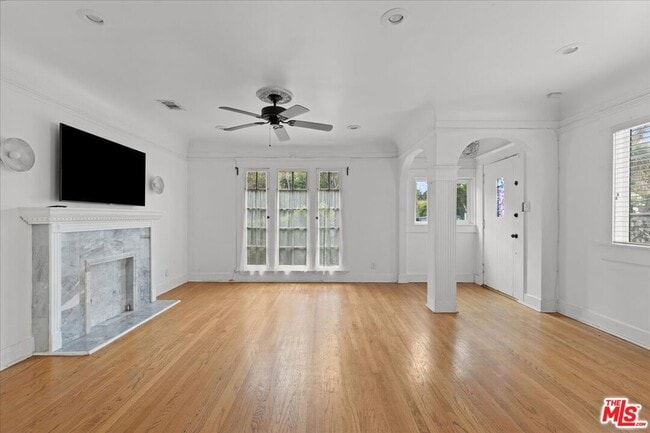 Building Photo - 1018 Havenhurst Dr Unit 1020