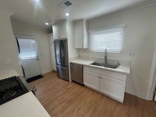 Photo - 648 W Howard St