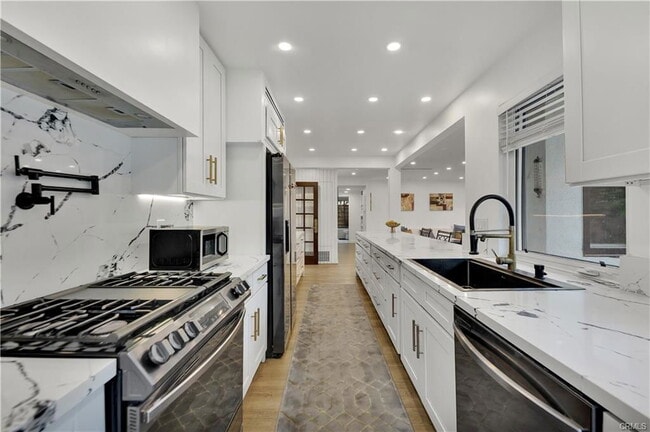 Photo - 6409 Graves Ave