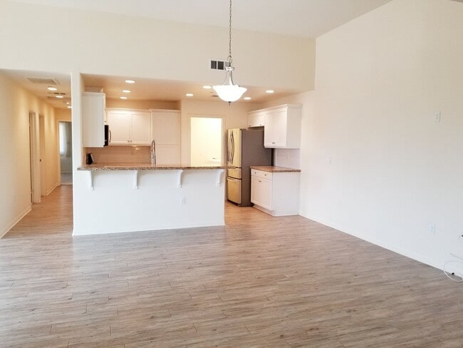 Photo - Spacious Condo 3 bedrooms, 2 bathrooms Built 2016