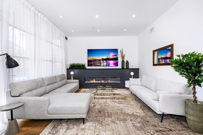 Photo - 1252 N Las Palmas Ave