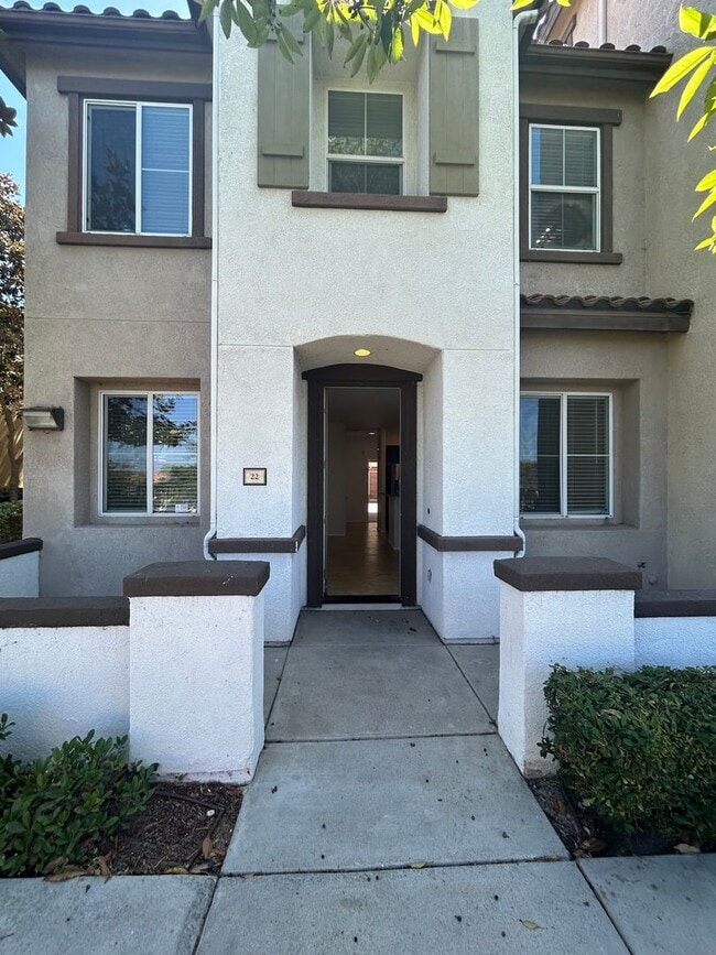 Building Photo - Spacious three bedroom home