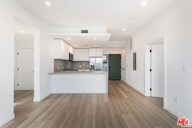 Building Photo - 829 Larrabee St Unit PH 402 Rental