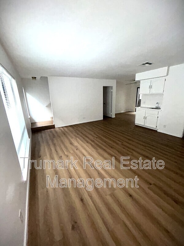Building Photo - 3831 La Crescenta Ave