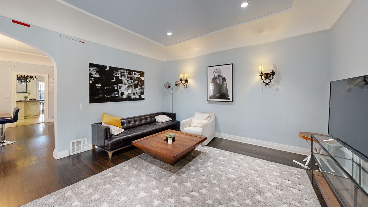 3D Tour - 216 S Orange Dr.
