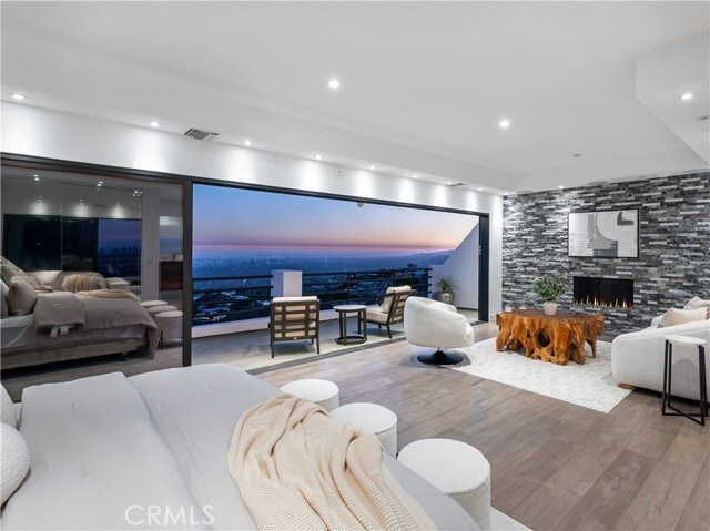 Building Photo - 2287 Sunset Plaza Dr Rental