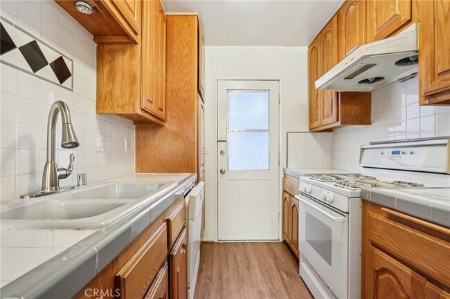 Kitchen - 532 Rosecrans Ave