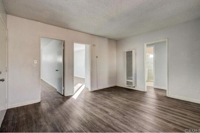 Building Photo - 2122 E 10th St Unit 3