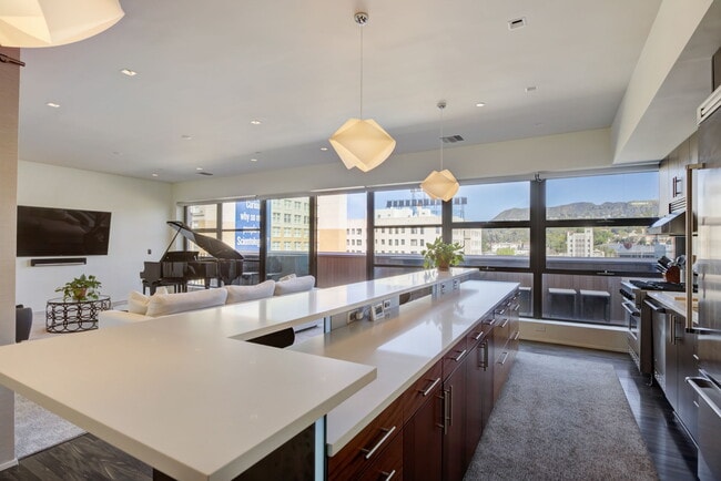 Photo - 1645 Vine St