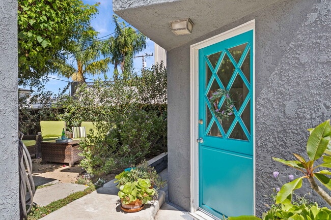 main entrance lower level - 3525 N Poinsettia Ave Unit Manhattan Beach Gem Rental