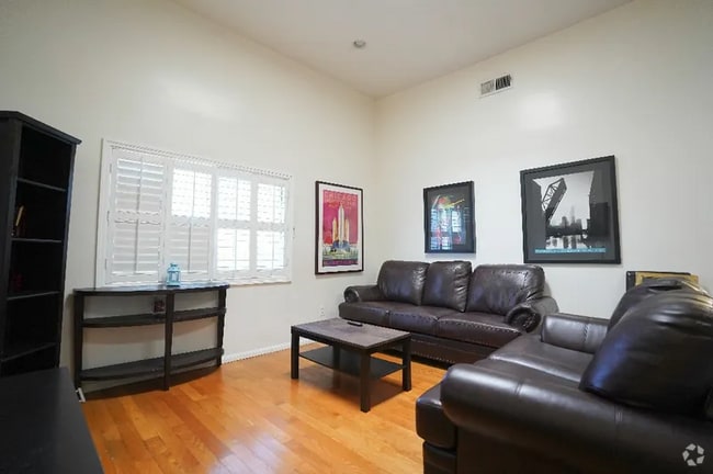 Building Photo - 1354 W 24th St Rental