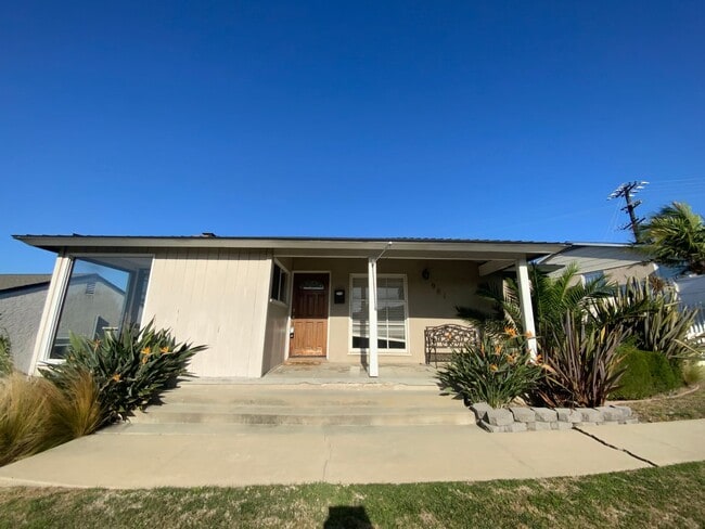 Building Photo - 981 Calle Miramar