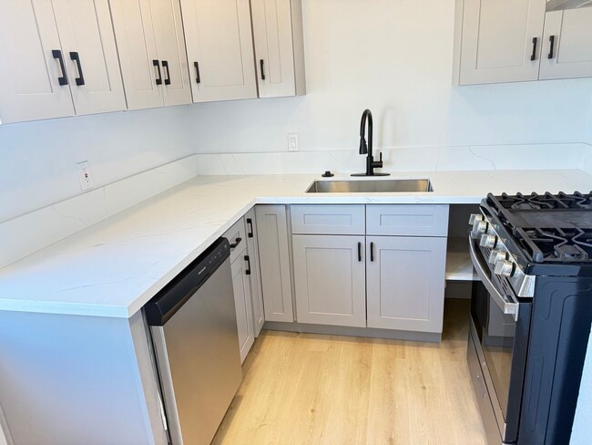 Building Photo - 478 S San Vicente Blvd Unit 201