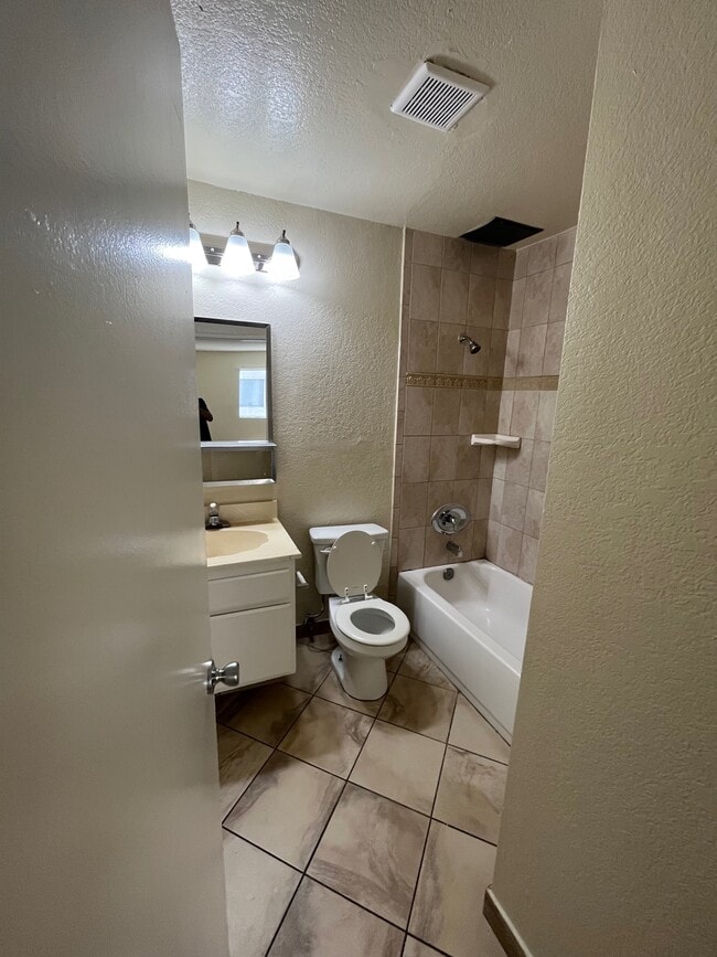 Photo - 6908-6914 Hazeltine Ave