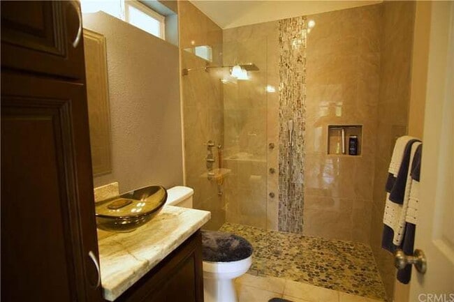 Modern Spacious bathroom - 4792 Mount Abbott St House