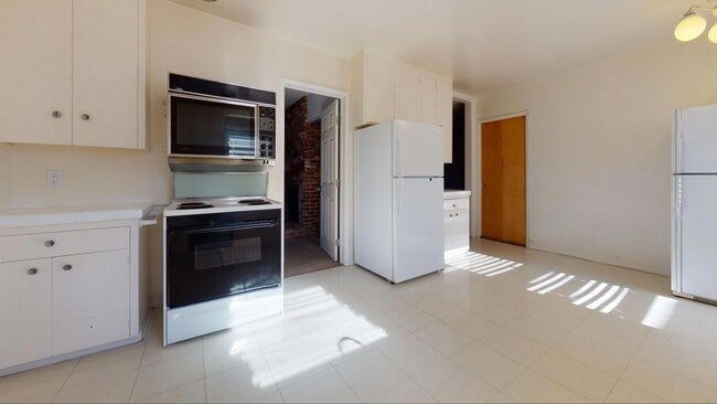 Photo - Large house Steps off Campus