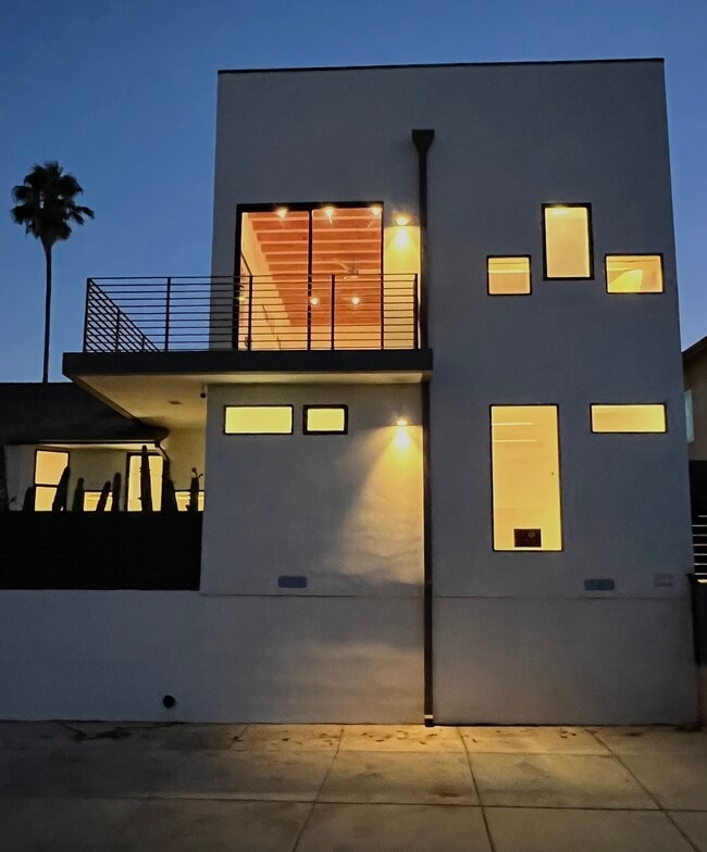 Building Photo - 2076 Blake Ave Rental